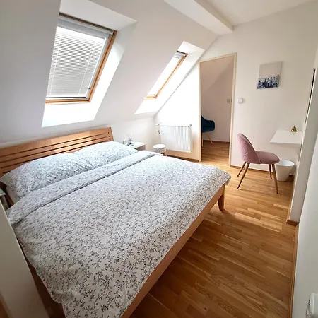 Apartmanovy Dum Se Zahradou V Klidne Casti Prahy Апартаменты *