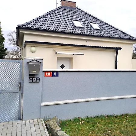 Apartmanovy Dum Se Zahradou V Klidne Casti Prahy براغ